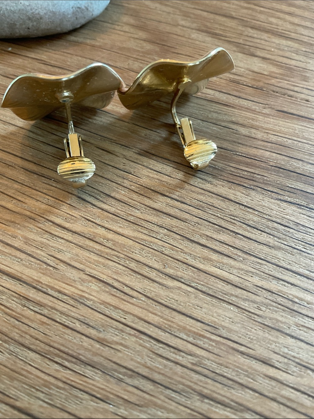 Avon Signed 1985 Pearlized Ruffle Clip On Earrings - Picture 4 of 5